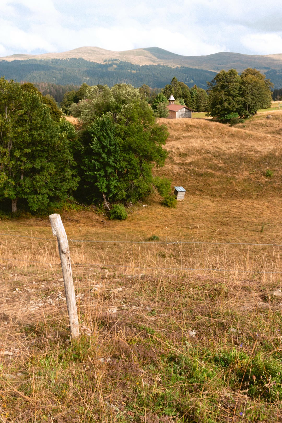 Des montagnes et une église