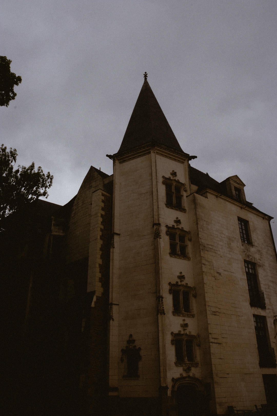 Le chateau plonger dans le jaune